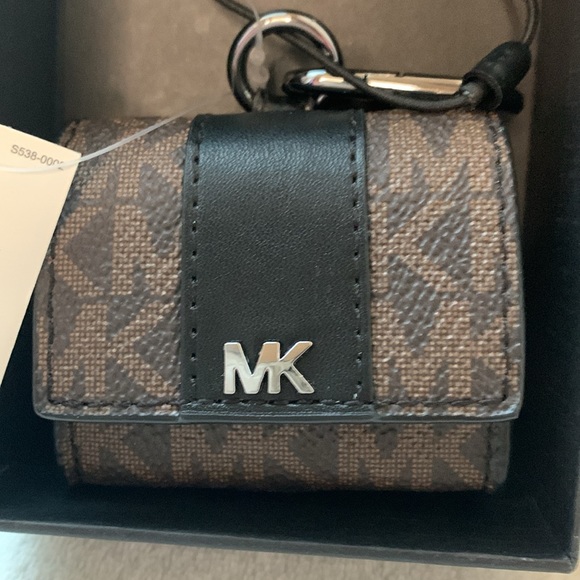 NWT/NIB Michael Kors AirPod case retails $98 - Picture 2 of 7